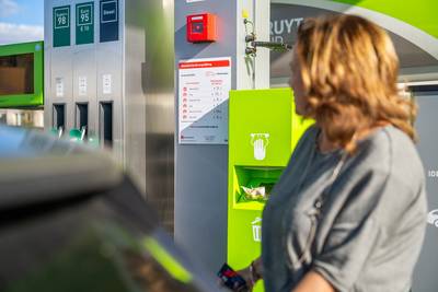 Elektrisch rijden is volgens overheid nog altijd helft goedkoper dan met benzine: “Puur consumentenbedrog”, reageert brandstoffenfederatie