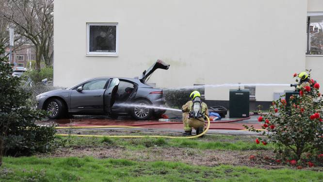 Accupakket Jaguar vat vlam in Arnicalaan Den Haag