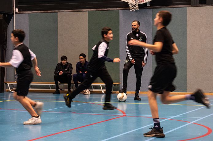 Hassan Lammou aan het werk met jongeren in Breda-Noord.