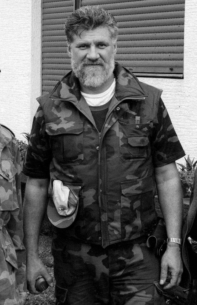 Slobodan Praljak poseert als generaal met een handgranaat ten tijde van de Kroatische Onafhankelijkheidsoorlog in september 1991.