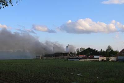 Mestdroger en lopende banden vliegen in brand; veel rook in Groenlo