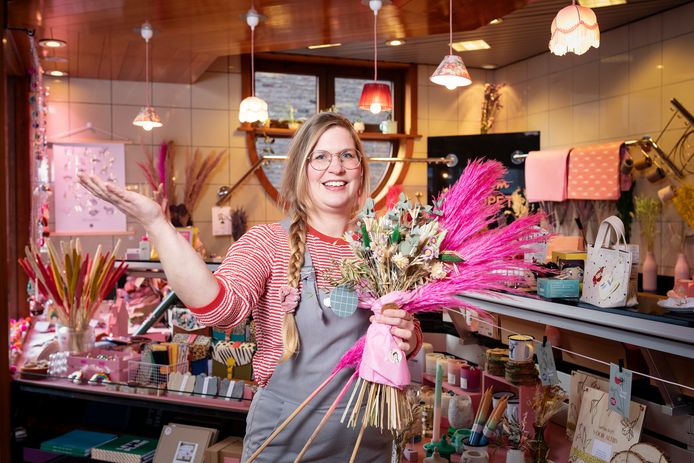 Sille in haar cadeaushop, waarmee ze tussen de 1.300 en 1.400 euro verdient. Met uitkering inbegrepen.