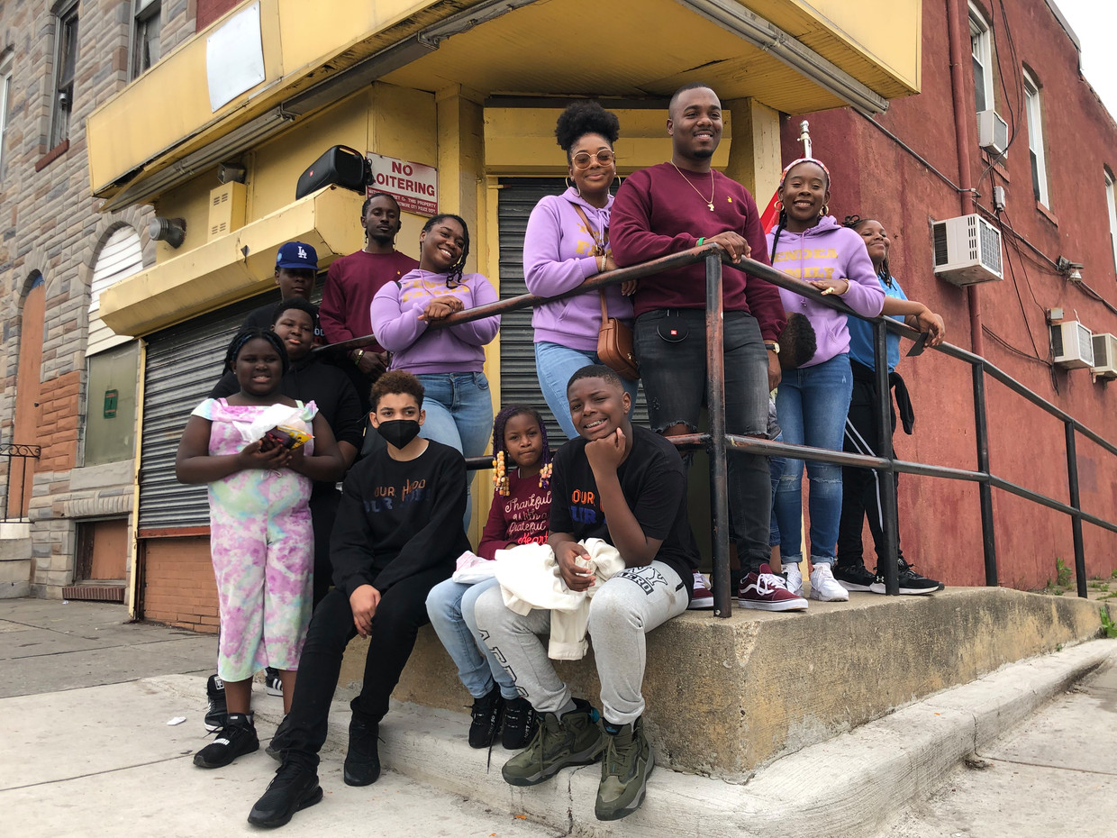 Elijah Miles houdt met een groep kinderen in Oost-Baltimore de straten van hun wijk schoon.  Beeld Thomas Rueb 