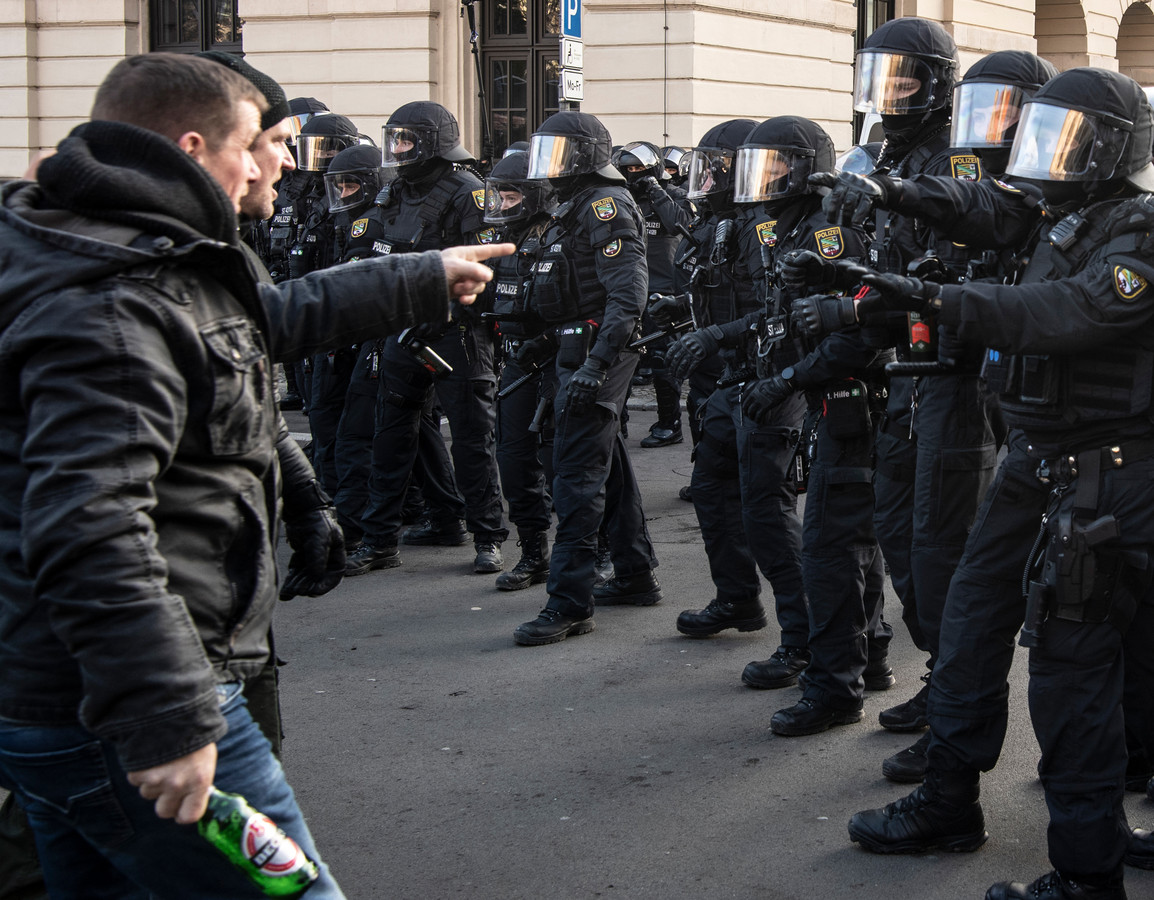 Betogers en politie staan tegenover elkaar in de Duitse stad Magdeburg.