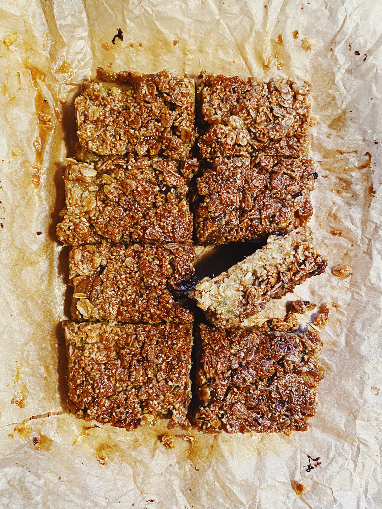 Flapjack met rabarber. Beeld Yvette van Boven