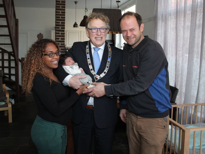 Burgemeester Harry Keereweer met Thiago en zijn ouders Yuni en Daan.