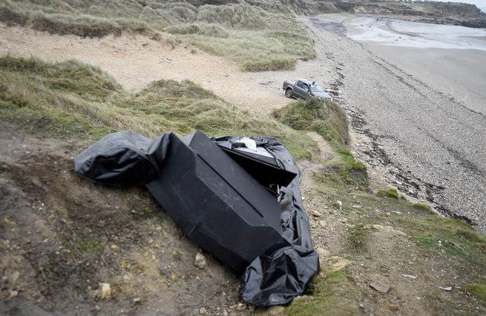 Een gescheurde rubberboot nabij het strand van Wimereux, zo'n 2 kilometer van Wimille, van waaruit veel migranten aan hun Kanaal-oversteek beginnen.