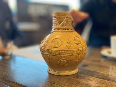 Bouw van Turnhouts café leidt archeologen naar 16de-eeuwse keramieken kruik: “Eerst ‘heksenfles’ ooit op Europees vasteland”