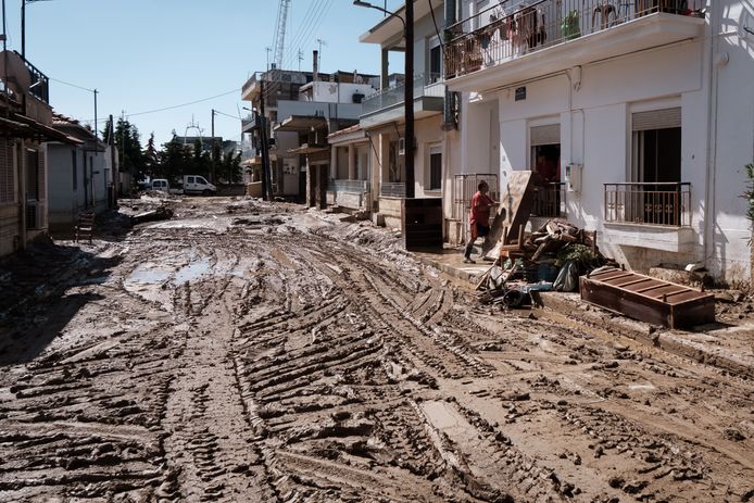 Fango nelle strade dopo la forte pioggia a Volos.