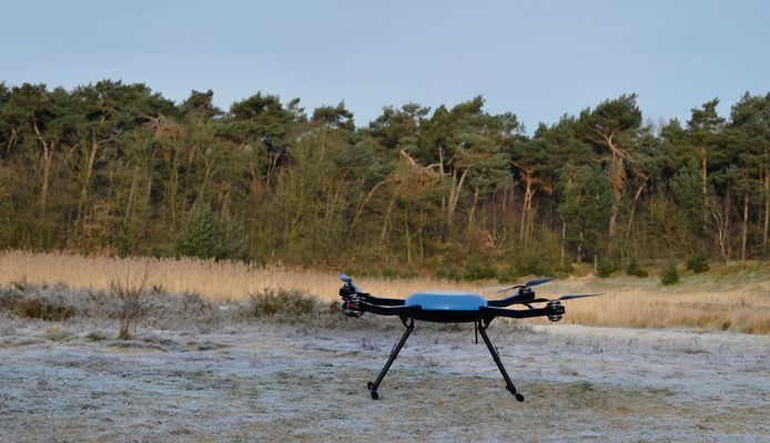 Een 53-jarige man heeft dinsdag met een drone bijna een botsing met een langsvliegende Chinook-helikopter veroorzaakt.