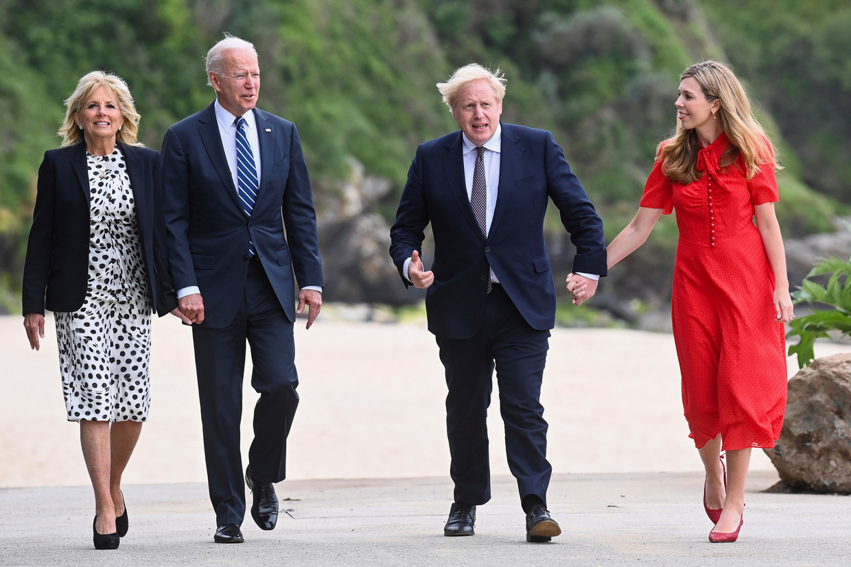De Brits premier Boris Johnson en zijn vrouw Carrie Johnson (r), samen met de Amerikaanse president Joe Biden en first lady Jill Biden.  Beeld AP