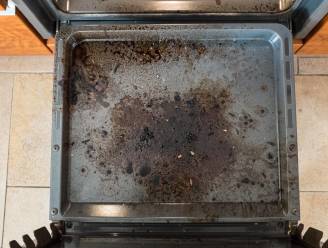 De bakplaat van de oven vies geworden? Zo krijg je ‘m weer blinkend schoon 