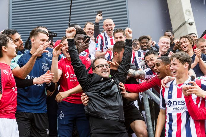 Zeljko Petovic heeft Willem II in de eredivisie gehouden door een 2-1 overwinning op Fortuna Sittard op de laatste speeldag van het seizoen 2020-2021. Na afloop vierden spelers en stafleden een feestje achter het stadion met toegstroomde fans, die tijdens de wedstrijd niet in het stadion mochten komen vanwege corona.