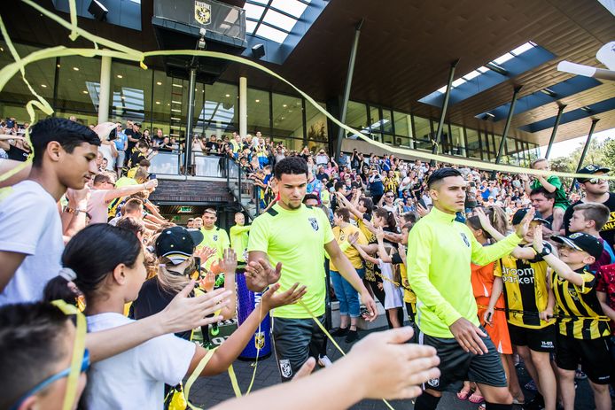 Armando Obispo en Navarone Foor lopen door een haag van supporters bij de eerste training van Vitesse.