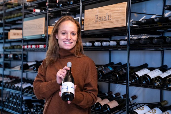 Stephanie Van Aerde in haar eigen wijnhandel 'Basalt.'