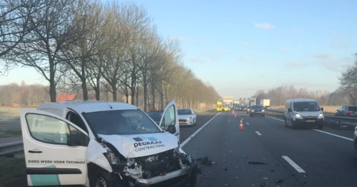 Lange file op A12 na botsing bedrijfsautos.