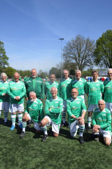 Walking footballploeg AD'69 naar Lichtenvoorde en leerlingen Looschool in Zelhem bijeen voor reünie
