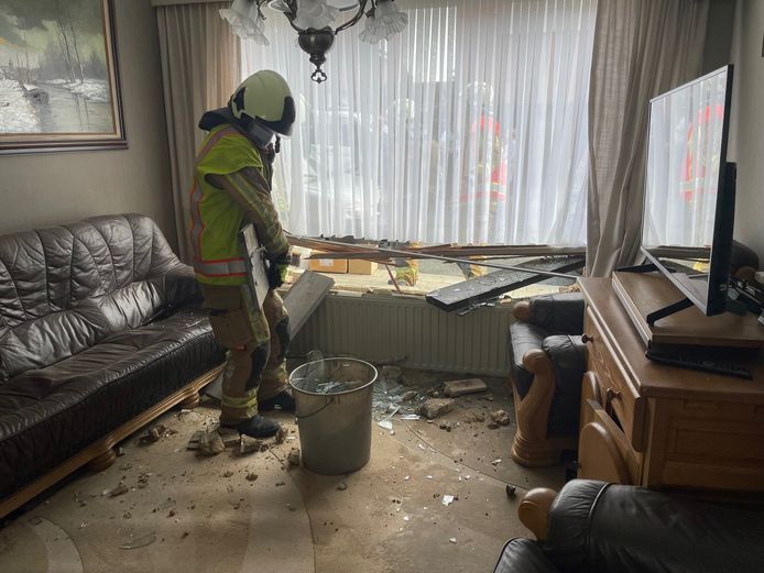 De brandweer van de zone Westhoek zorgde zowel binnen als buiten voor het opruimen van de brokstukken. Op de foto de schade in de woonkamer.