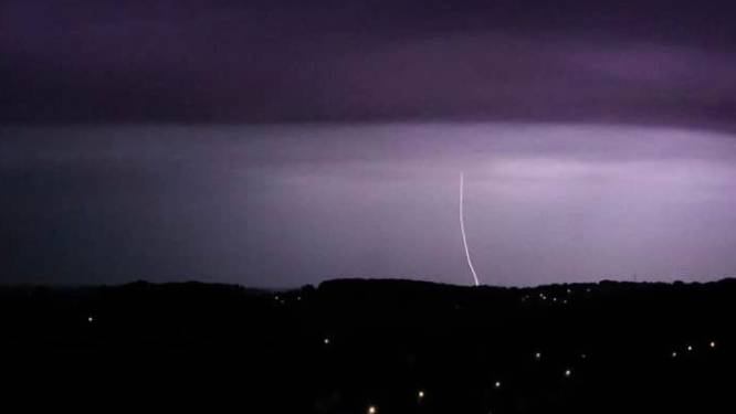 Supersonische blikseminslag veroorzaakt enorme knal: “Geluid van een straaljager, midden in een woonwijk”