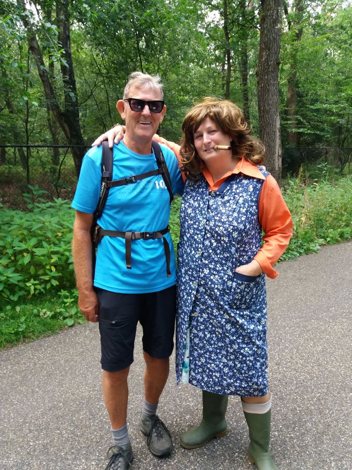 Tijdens de Wandelvierdaagse in Apeldoorn kom je onderweg ineens een bekende tegen: ma Flodder in eigen persoon.