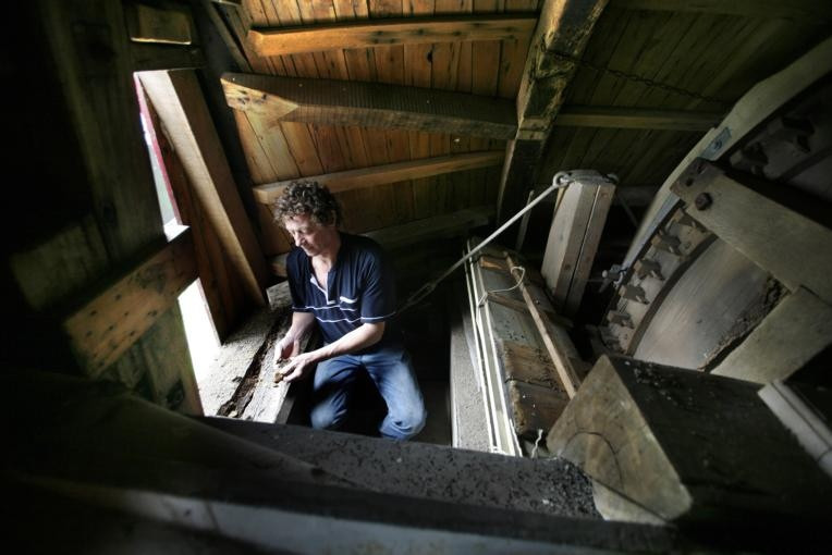 Adelbert van Korlaar toont de rotte plekken in de kap van zijn molen de Sara Catharina in Kerkdriel. Foto Cor de Kock