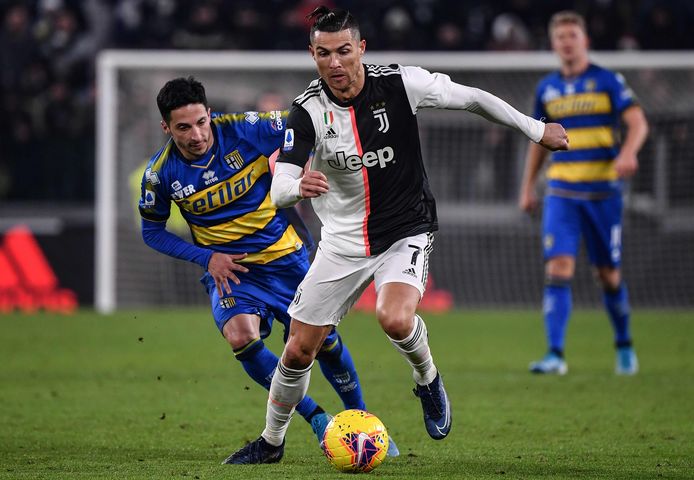 Cristiano Ronaldo passeert Parma-speler Matteo Scozzarella.