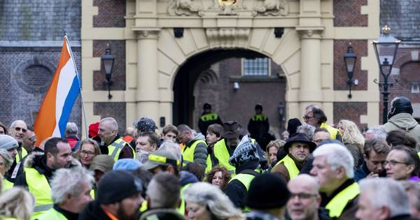Arrestaties bij protesten 'gele hesjes', Binnenhof afgesloten | Home - De Stentor