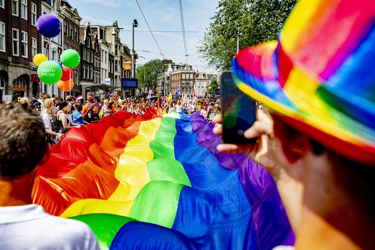 Politie neemt flyers pedoclub in beslag tijdens Pride Walk ...