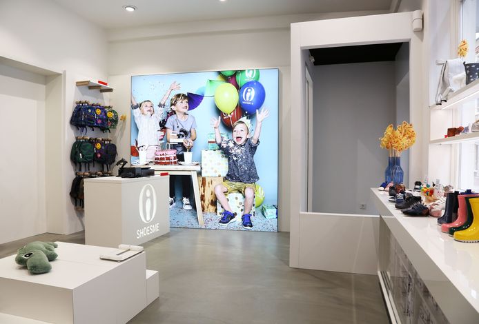 Straatbeeld Nog altijd kinderschoenen Shoesme open in pand Piccolino Den Bosch Vught bd