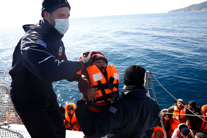 De Griekse kustwacht pikt bootvluchtelingen op (archiefbeeld).