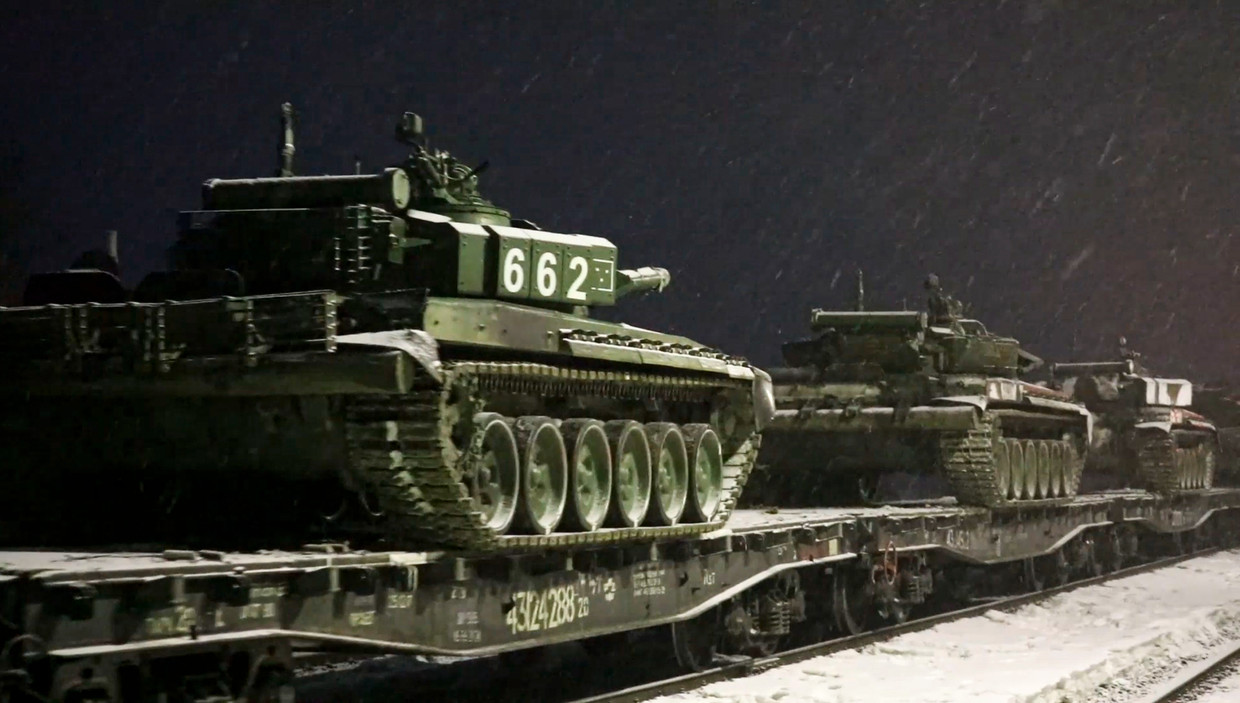 Russische tanks worden aan het begin van de oorlog per trein richting Oekraïne vervoerd. Beeld AP