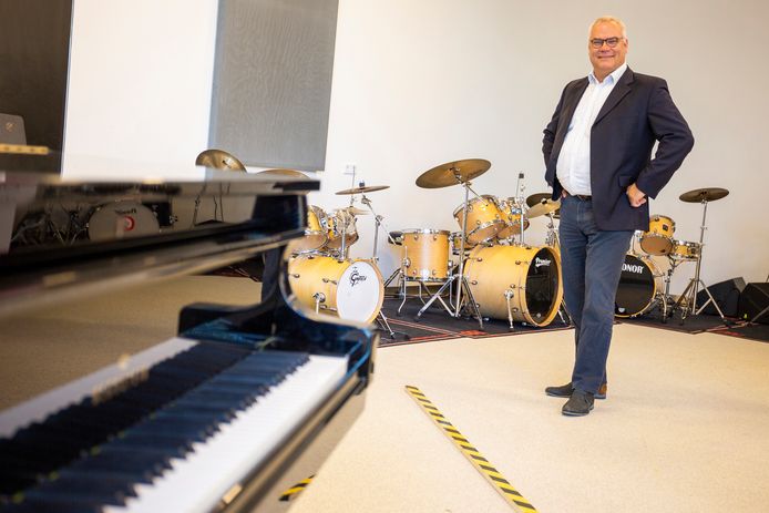 Directeur Clemens Rosmulder van De Muzen is klaar voor de opening van zijn muziekschool.