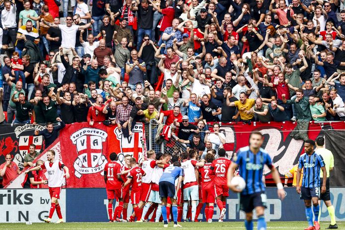 I giocatori dell'FC Twente festeggiano con il pubblico un pareggio.