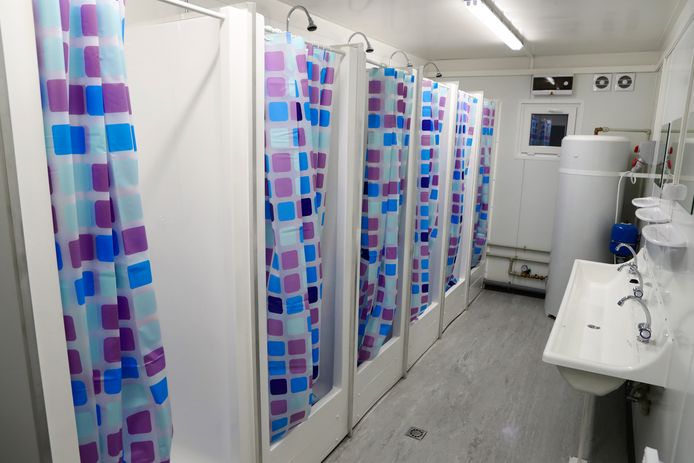 De douche-cabines in de opvanglocatie in Soesterberg. De gemoederen liepen de afgelopen dagen hoog op over het gebrek aan privacy in de opvang.