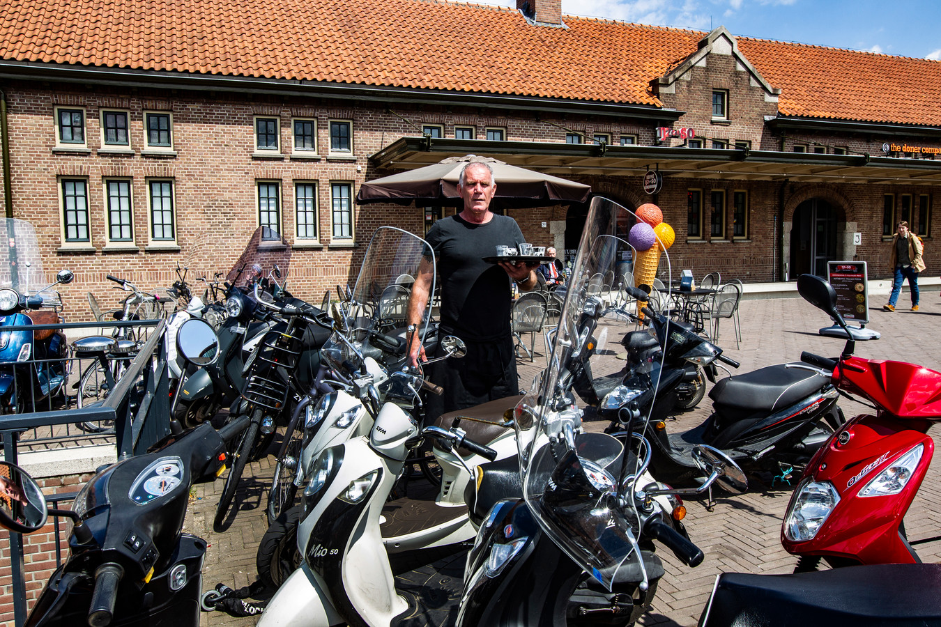 Scooter straks nog voor station Deventer 65 euro aftikken Foto AD.nl