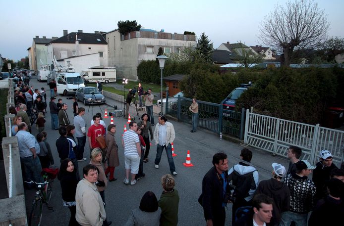 Media och lokalbefolkningen samlades nära skräckens hus efter avslöjandena.