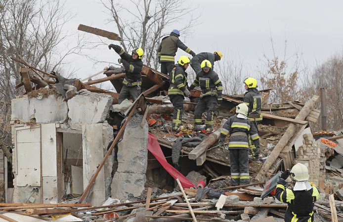 Oekraïense reddingswerkers op de plaats van een verwoest woongebouw na een Russische raketaanval in de buitenwijken van Kiev.