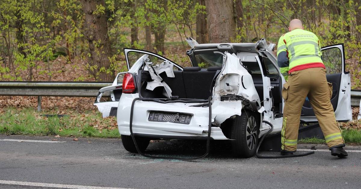 Brandweer bevrijdt automobilist uit benarde positie na ongeluk bij Beekbergen.