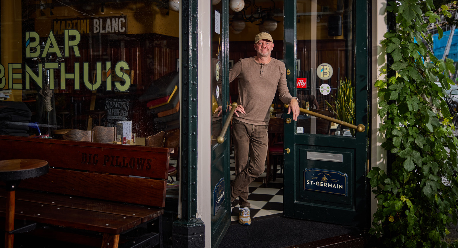 Danny Nederstigt bij de ingang van zijn café Bar Benthuis: ,,Ik ben een doorzetter. Dat heb ik van mijn vader.’’
