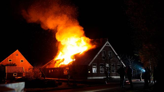 Grote brand in boerderij Polsbroek, dak stort volledig in