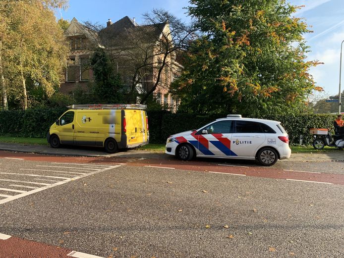 Het bedrijfsbusje en de scooter, kort na het ongeluk.