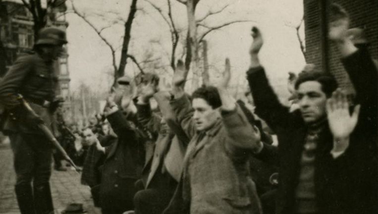 Als represaille voor de Februaristaking pakten de Duitsers 427 willekeurige Joodse mannen op en voerden hen af. Slechts twee mannen keerden na de oorlog levend terug. Een Duitse soldaat fotografeerde de razzia op het Jonas Daniël Meijerplein. De foto's bleven bewaard en kwamen na de oorlog boven water. Ze bevinden zich nu in het archief van het NIOD. Beeld  