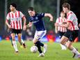 Sam Bisselink (midden) als invaller actie tijdens de laatste wedstrijd van De Graafschap bij Jong PSV.