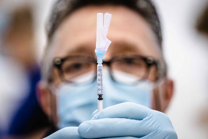 2021-02-12 09:14:55 DEN HAAG - Een GGD-medewerker met het coronavaccin van AstraZeneca. GGD Haaglanden start als eerste met het vaccineren met het vaccin bij zorgmedewerkers. ANP SEM VAN DER WAL