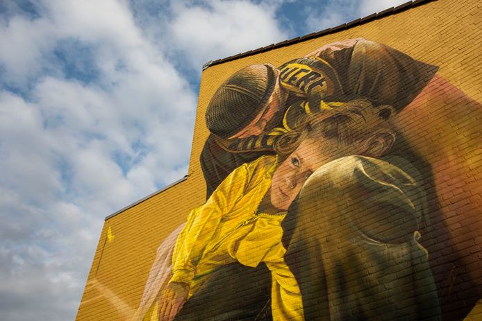 De nieuwste muurschildering van Blind Walls is te zien in de Roerstraat in Westeind en brengt een ode aan NAC-icoon Hein van Poppel.