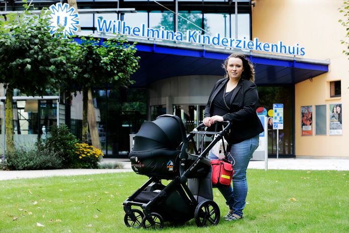 Moeder Liesbeth Kas met baby Maud in de kinderwagen bij WKZ te Utrecht.
