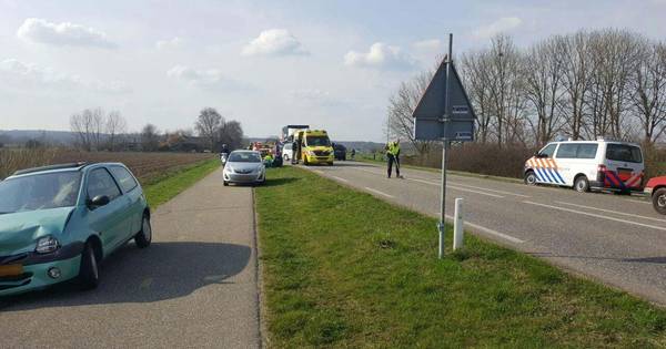 2 gewonden bij kop-staartbotsing op N317 bij Ellecom - De Gelderlander