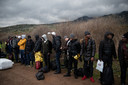 Migranten bij het dorp Skala Sikamias op het Griekse eiland Lesbos na hun oversteek van de Egeïsche Zee vanuit Turkije, vanmorgen.