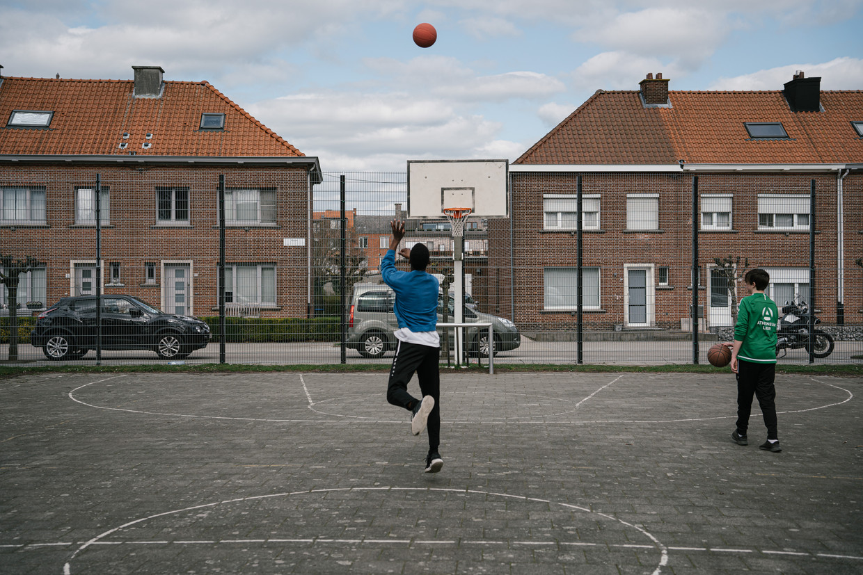 Basketballen in een sociale woonwijk in Lier.   Beeld Wouter Van Vooren