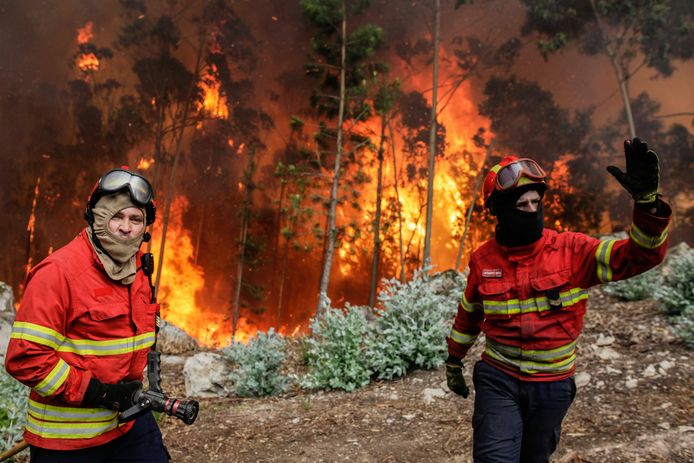 Brandweerlieden in het rampgebied.